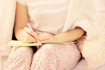 mujer en pijama escribiendo