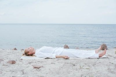 Mulher meditando